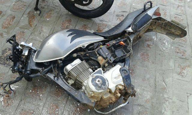 Mulher encontra desmanche de motos em casa desocupada e aciona a Polícia Militar