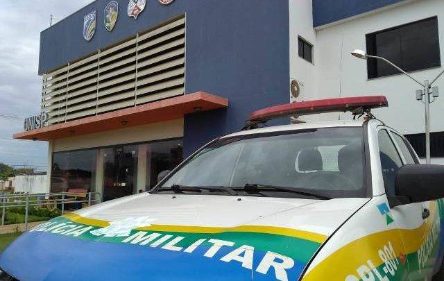 Homem e adolescente compram em mercearia e saem correndo sem pagar; comerciante derrubou um, mas ele escapou