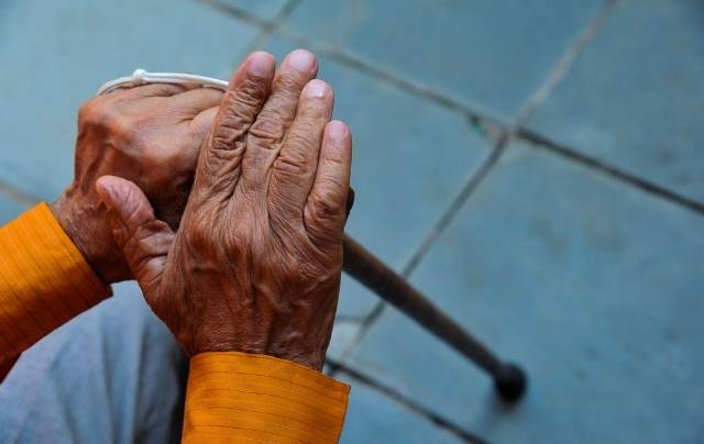 Covardia: dois ladrões agridem homem de 77 anos que se comunica apenas por gestos para roubar botija de gás