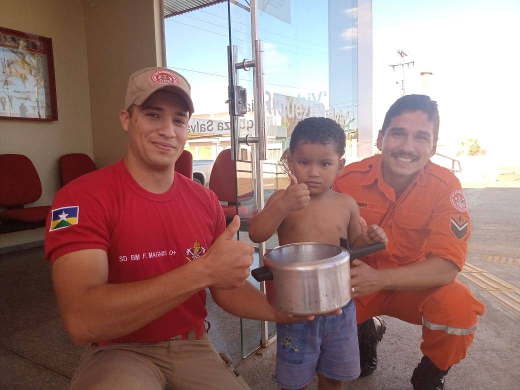 Menino Maluquinho: criança de 3 anos prende panela de pressão na cabeça e é socorrido por Bombeiros