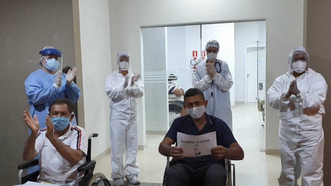 Recuperados da Covid-19, pacientes recebem alta em Vilhena e comemoraram emocionados a volta para casa
