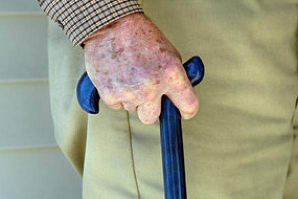 Homem de 72 anos tem veículo furtado enquanto fazia compras em farmácia no centro da cidade; PM aciona a PRF