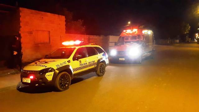 Jovem de 18 anos é esfaqueado no pescoço durante assalto; polícia é acionada, mas não consegue prender autores do crime