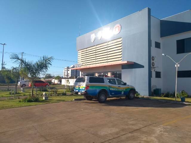 Detido em Corona Fest junto com adolescentes, rapaz aplica mata-leão em policial e tenta tomar sua arma; evento teve narguile com maconha