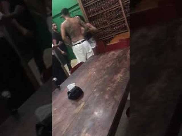 Embriagada e grávida de 8 meses, mulher de 24 anos “quebra tudo” em bar e fere duas pessoas
