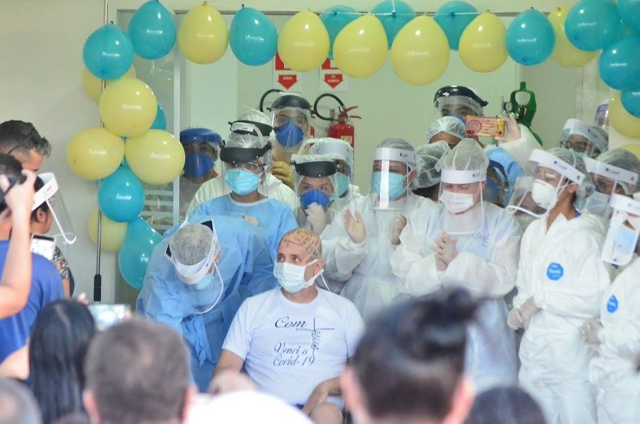 Paciente que estava entubado em estado grave sai da internação e é recebido por familiares e amigos religiosos