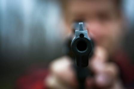 Rapaz de 27 anos tem casa invadida e ainda apanha de ladrões armados, que levaram sua motocicleta