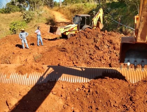 Deputado Ezequiel Neiva destina tubos armcos para obras em estradas no município de Corumbiara