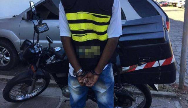 A serviço de traficante cadeirante, entregador de lanches de 21 anos é preso fazendo “delivery de drogas”