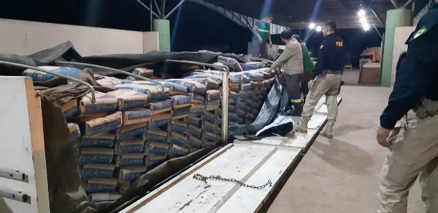 Motorista esconde cachaça sem nota sob sacos de cimento e carga é apreendida pela PRF, em Vilhena