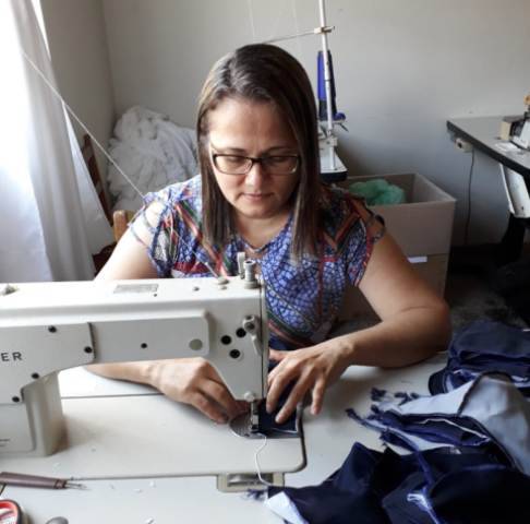 Em Vilhena, secretaria reaproveita fardamento e produz mais de 300 máscaras para a Polícia Militar