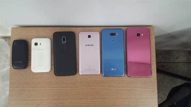 Mãe e filho são presos com 7 smartphones roubados; mulher escondeu dinheiro na calcinha durante abordagem