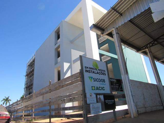 Embargada há mais de ano, obra de cooperativa e associação comercial de quase R$ 3 milhões continua paralisada em Cerejeiras