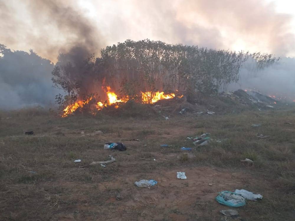 VÍDEO E FOTOS: fogo no “lixão” de Colorado agrava problemas respiratórios, moradores se revoltam e polícia é acionada