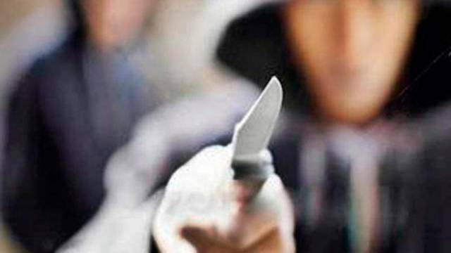 Um deles era o Zorro: ladrões armados com faca rendem dona de mercearia e levam dinheiro do caixa
