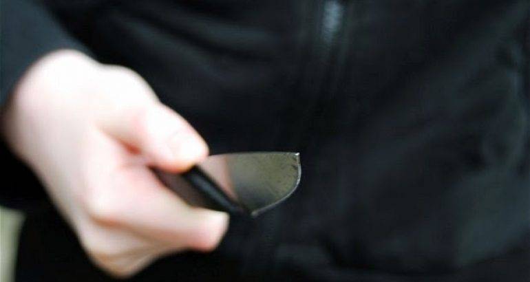 Mulher de 30 anos fica sem jóia e celular ao ser ameaçada de morte por assaltante armado com faca