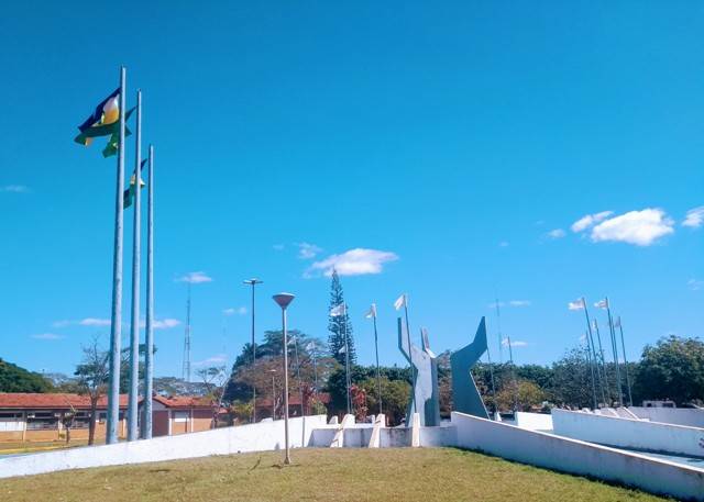 Mesmo exonerados, servidores permanecem vinculados à prefeitura e ficam sem salários e auxílio emergencial do governo federal