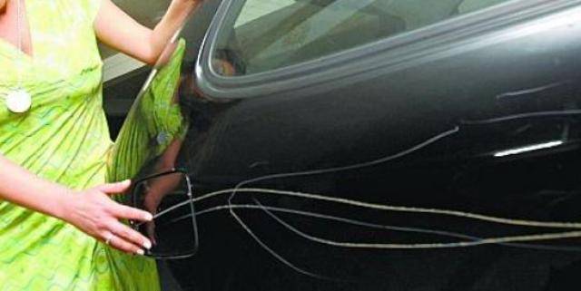 Comerciante usa pregos para riscar lataria de veículo durante briga por vaga de estacionamento
