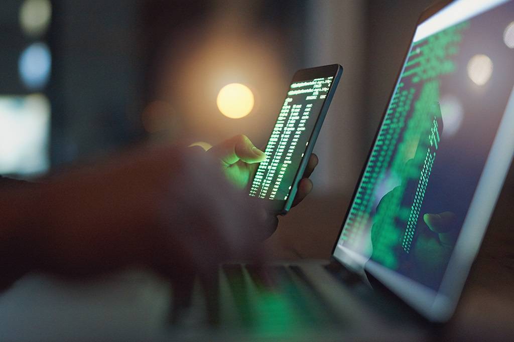 Alertada por amigos, dona-de-casa procura a polícia após ter redes sociais “hackeadas”