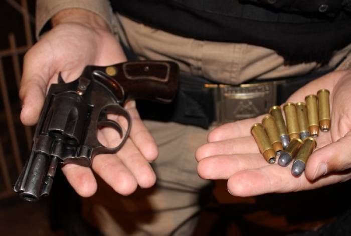 Homem de 53 anos é detido pela PRF transportando revolver sem registro em picape Hilux