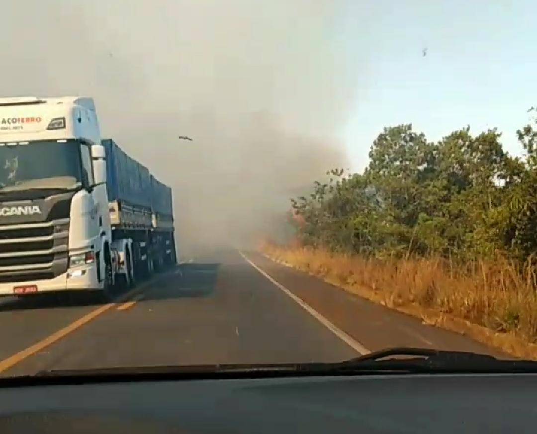VÍDEO: fogo às margens de rodovia prejudica visibilidade de motoristas e aumenta risco de acidentes, em Vilhena