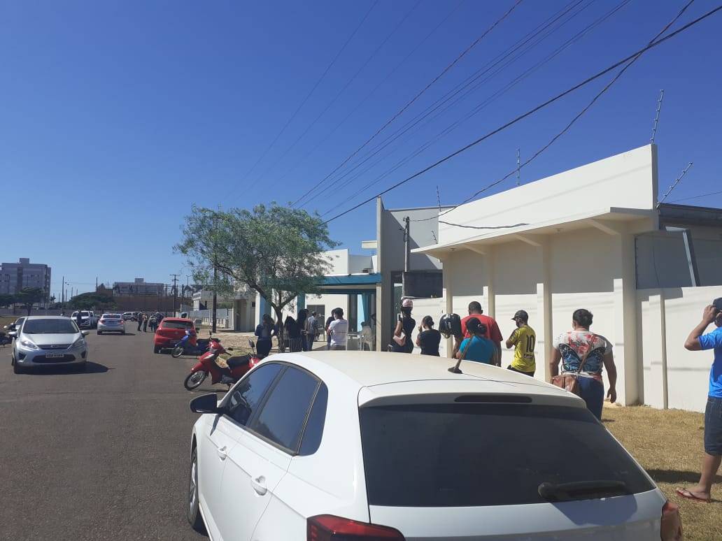 Pacientes com sintomas de Covid-19 denunciam aglomeração em fila para testes rápidos; secretário comenta