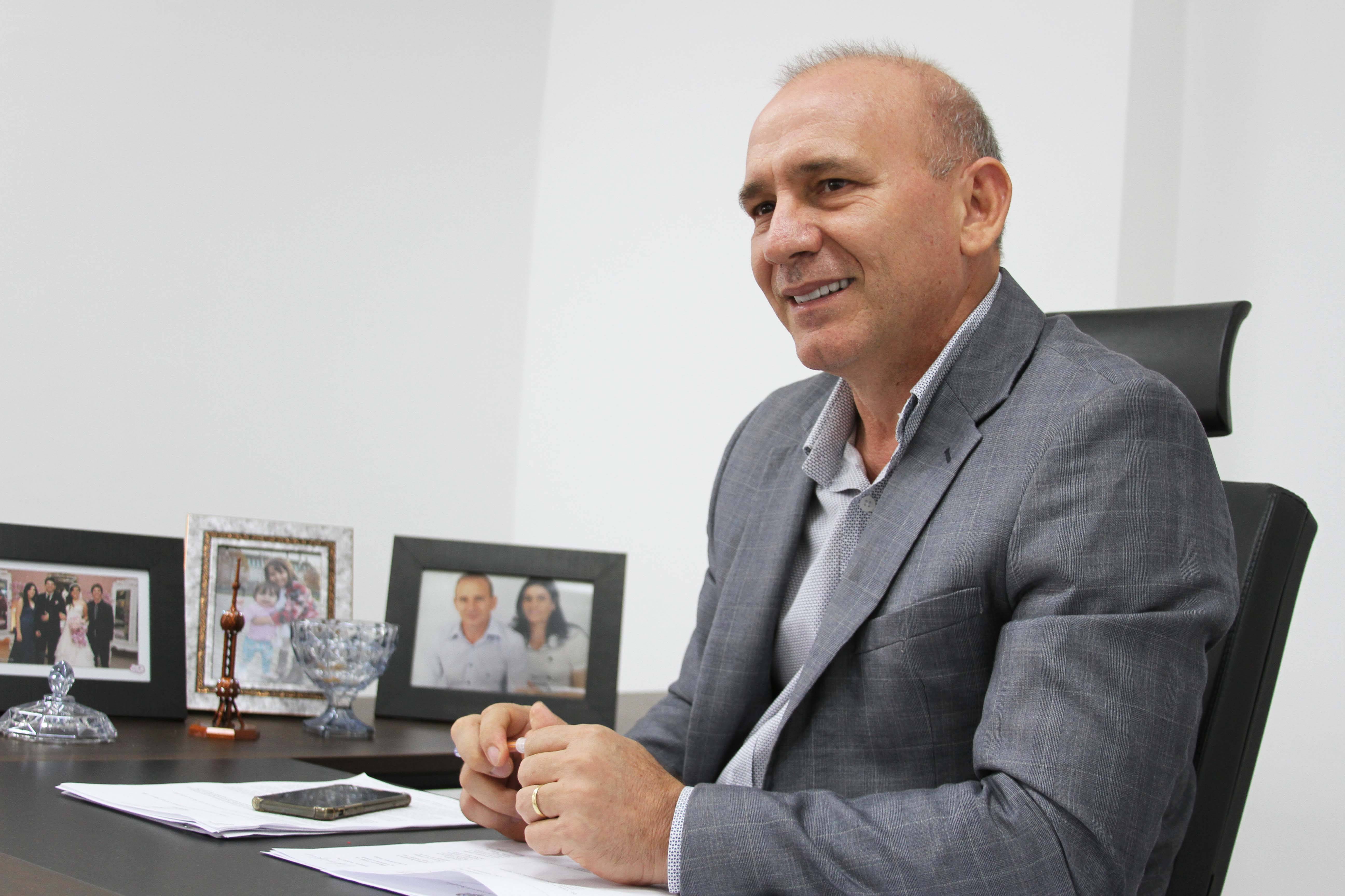No aniversário de Cerejeiras, deputado Ezequiel Neiva anuncia mais R$ 300 mil para a drenagem da avenida Canadá