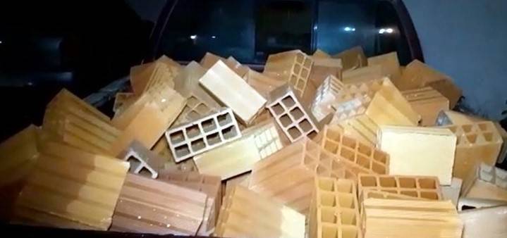 Cinco pessoas são detidas ao serem flagradas pela PM roubando tijolos de obra durante a madrugada