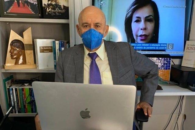 Em texto compartilhado no Facebook, ex-governador de Rondônia esculhamba Bolsonaro: “o homem é um horror”