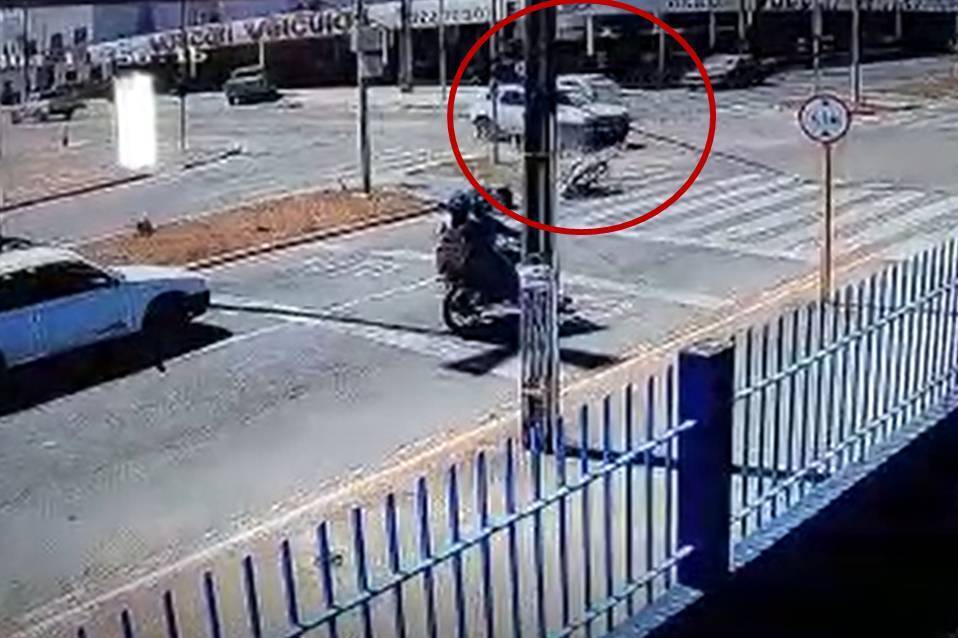 Embriagado, inabilitado e com mandado de prisão, homem provoca acidente ao furar semáforo e tenta fugir ferido
