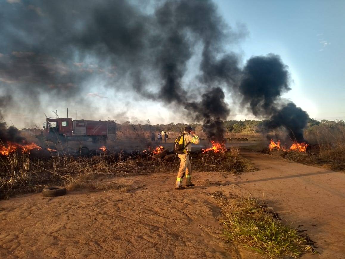 Vídeo: fogo em antiga Pista de Kart mobiliza Corpo de Bombeiros e causa transtornos a moradores