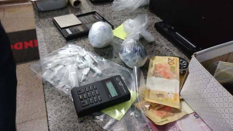 Homem de 29 anos é preso por porte de arma e confessa que vendia drogas usado máquina de cartões
