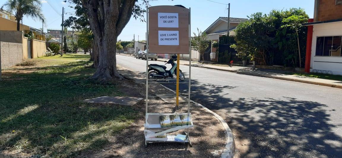 BOA AÇÃO: em avenida no centro de Vilhena, professora oferece livros evangélicos e máscaras gratuitas contra Covid-19