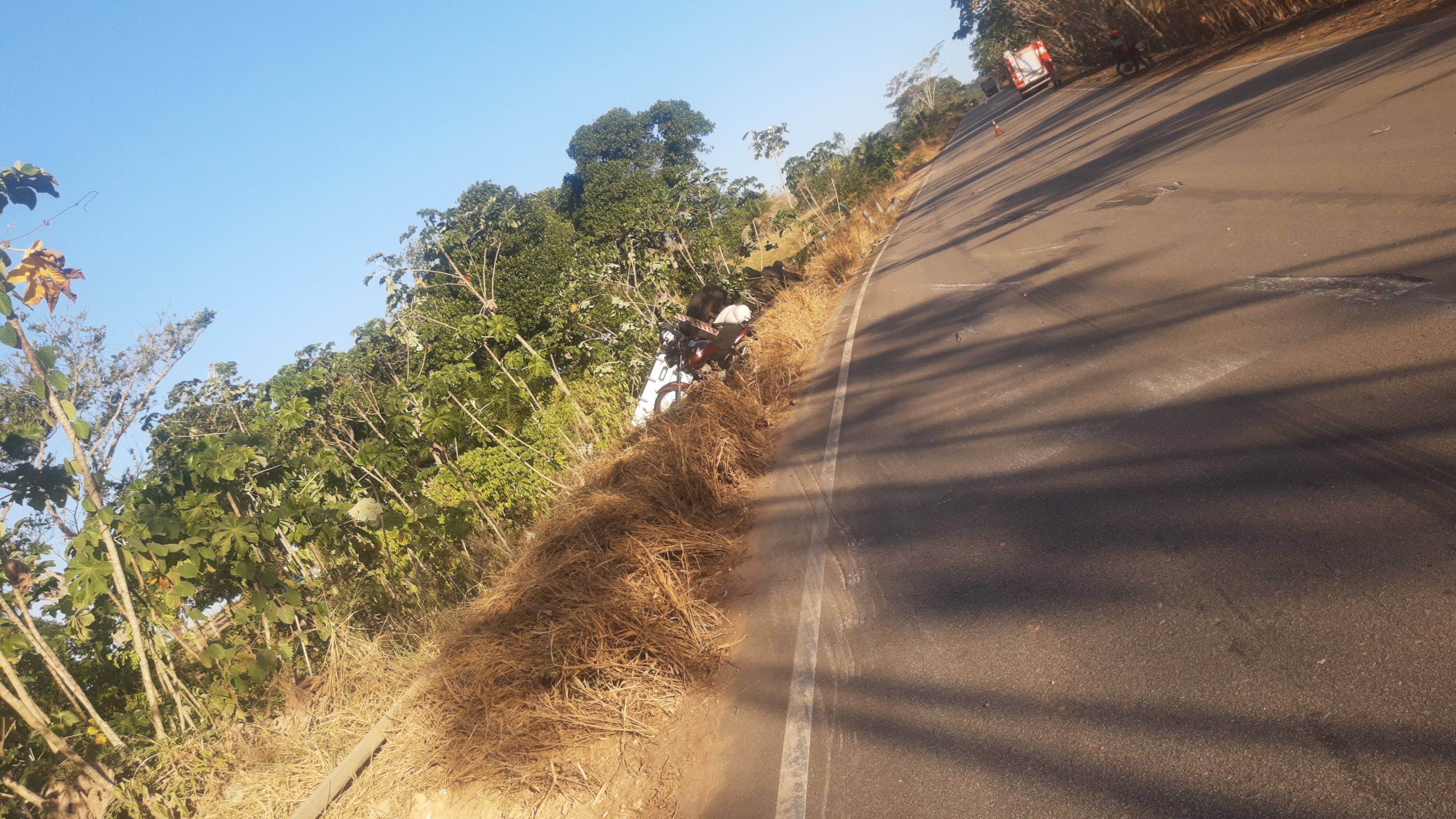 FOTOS E VÍDEO: dirigindo carreta de empresa com sede em Vilhena, motorista morre em acidente na Zona da Mata de RO