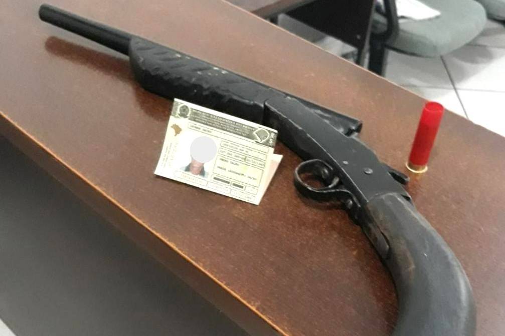 PRF conduz quatro homens por porte ilegal de arma de fogo; garrucha estava escondida no painel corta-fogo do veículo