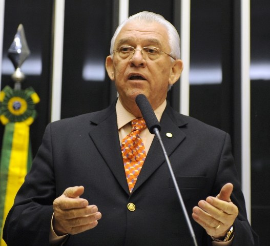 Deputado faz média com Rover e Padovani no plenário da Câmara