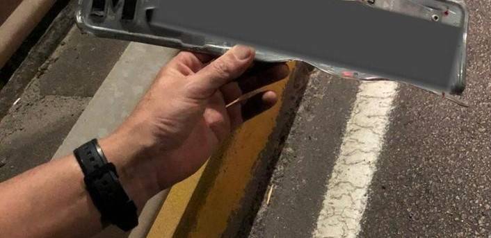 Mulher e criança de 2 anos são atropeladas e condutor foge sem prestar socorro; placa do veículo ficou no local