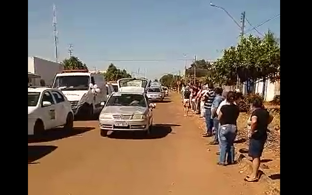 ASSISTA VÍDEO: dezenas de pessoas vão às ruas de Corumbiara e se despedem de servidor que morreu com a Covid-19