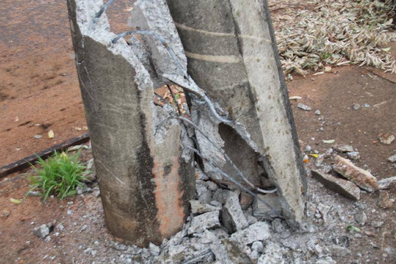 Máquina da prefeitura danifica poste e deixa Chupinguaia sem energia; servidor não avisou Energisa sobre acidente