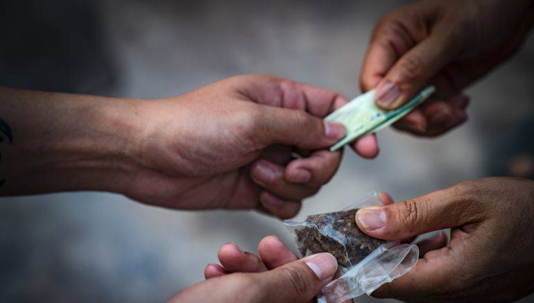 Perdeu o medo: polícia flagra rapaz de 20 anos passando maconha para ciclista em plena via pública