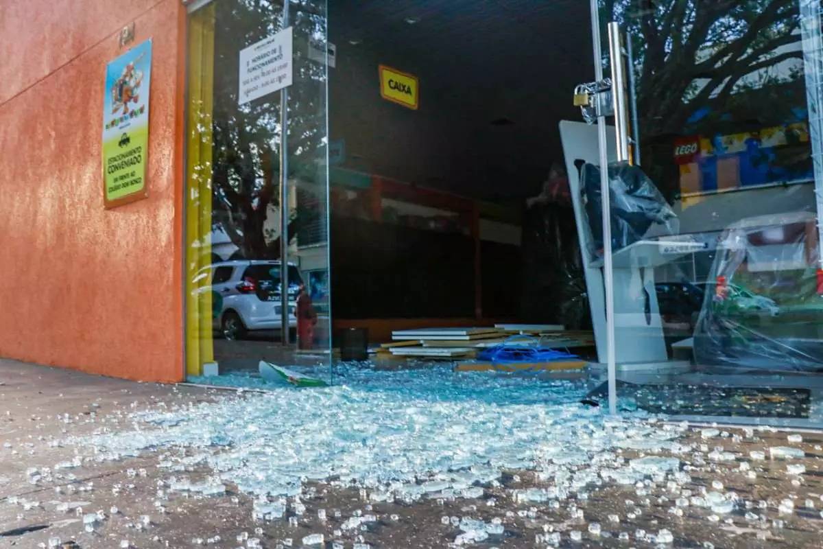Loja de informática tem porta de vidro quebrada e produtos da vitrine furtados durante madrugada