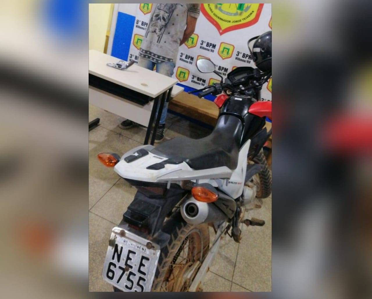 Após roubar moto usando arma, ladrão é localizado, tenta fugir pulando telhados, sofre queda e acaba preso