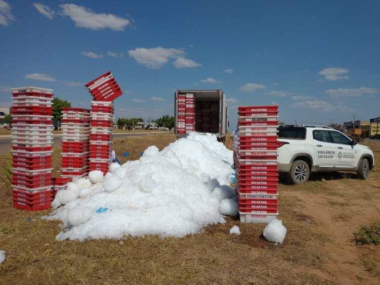 PRF e Vigilância Sanitária apreendem aproximadamente 16 mil kg de cubos de gelo vindo de Mato Grosso para Rondônia