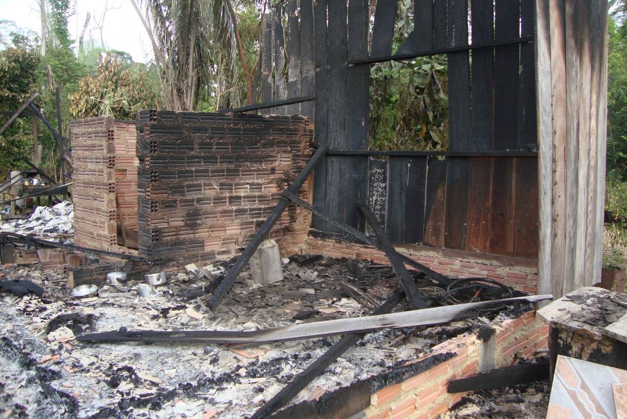 Posseiro tem casa queimada e suspeita é que suposto dono da propriedade tenha provocado o incêndio