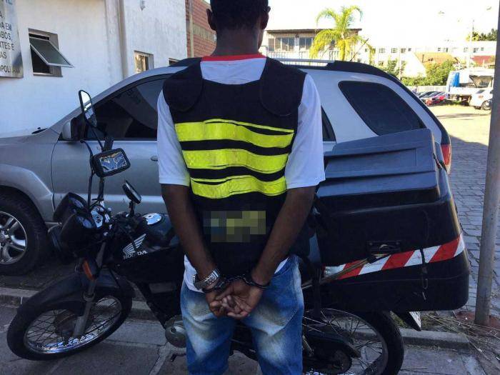 Preso em flagrante pela PM fazendo entrega de drogas em avenida, motoboy alega que era “troca de favores”