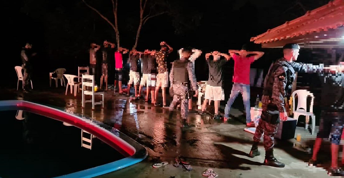 Polícia acaba com “Corona Fest” em chácara, onde adultos estavam dando bebidas e narguile a menores de idade