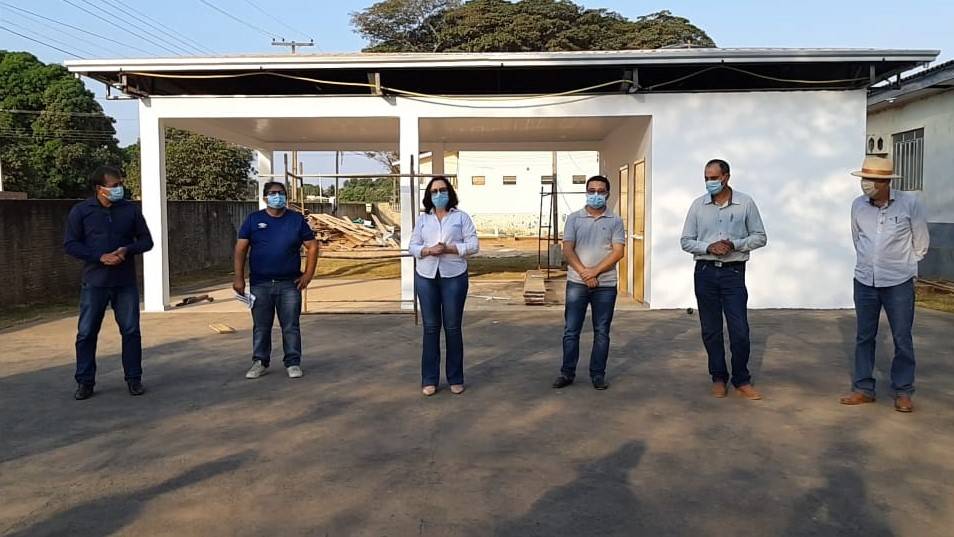 Acompanhada de ex-prefeito, prefeita entrega “pacotão de obras” e anuncia pavimentação de avenida em Cerejeiras