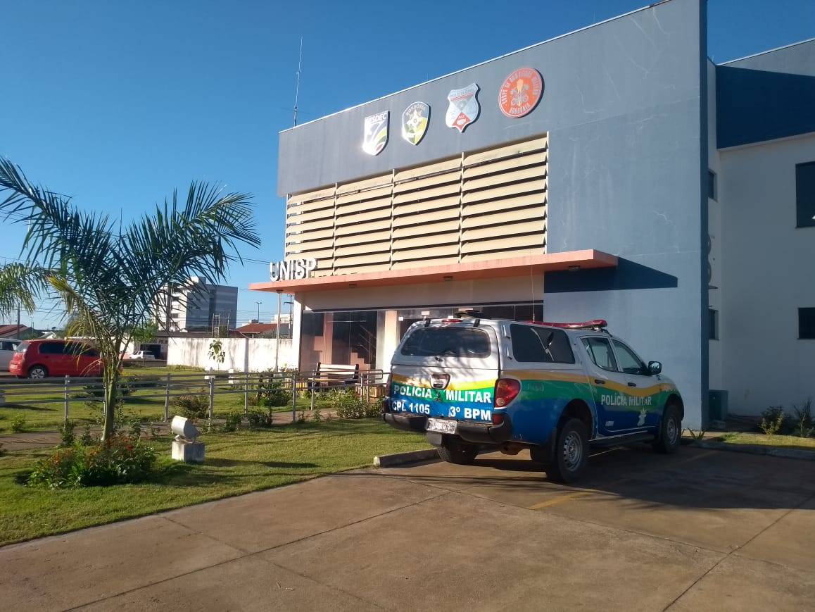 Descontrolado, homem de 30 anos invade empresa, ataca policiais militares, acaba baleado e é levado para hospital