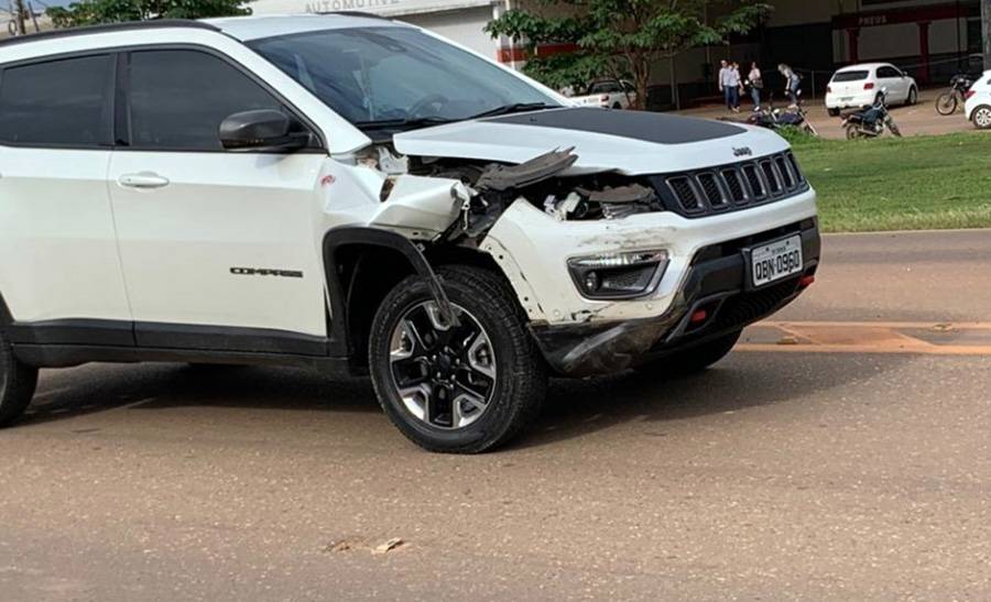 Motorista de caminhão provoca danos em carro estacionado em posto de combustíveis e foge sem pagar estragos