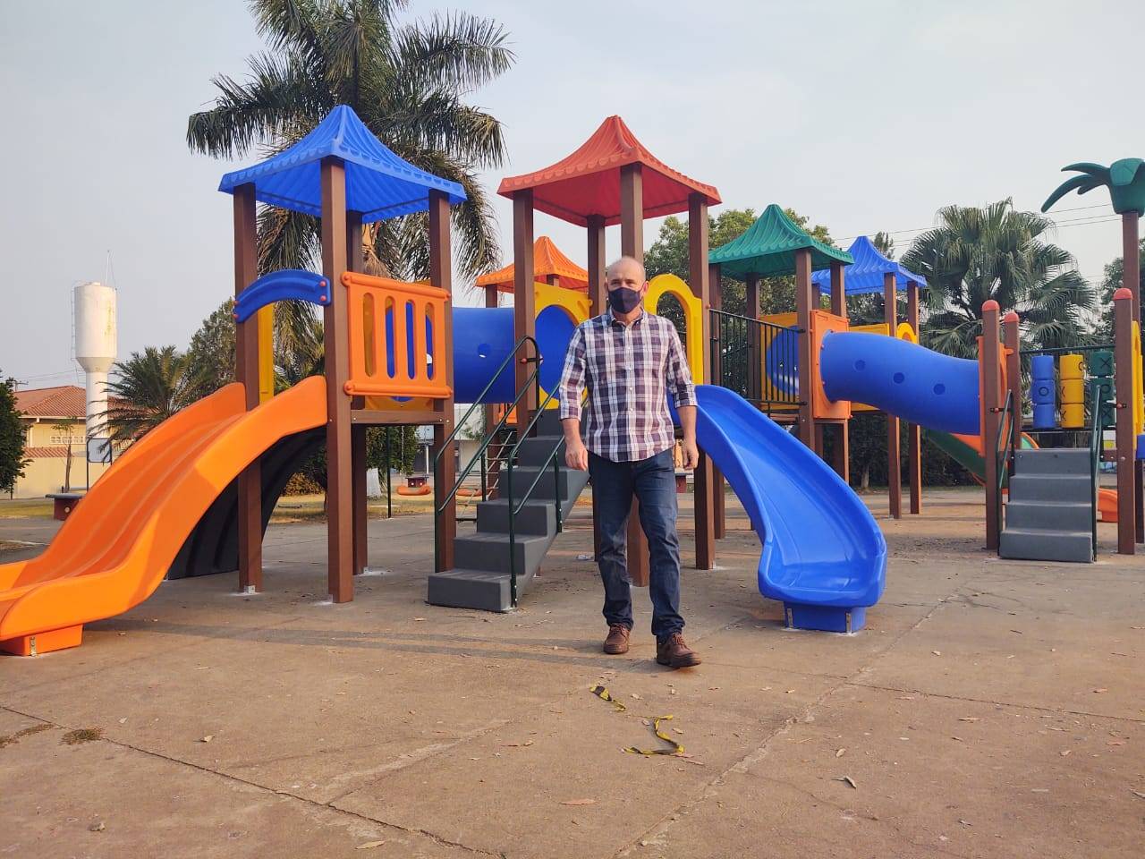 Parques infantis destinados pelo deputado Ezequiel Neiva são instalados em Cerejeiras